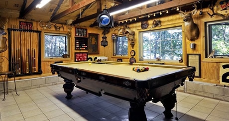 Conception rustique de caverne d'homme de garage